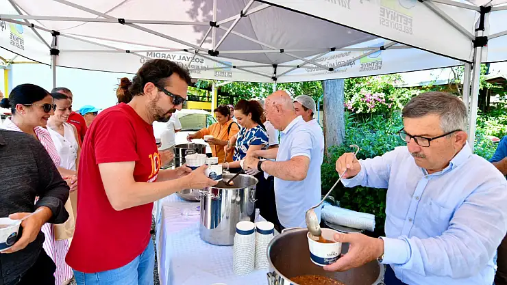Fethiye Belediyesi'nden vatandaşlara aşure ikramı