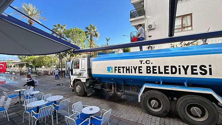 Fethiye Belediyesi'nden yağış sonrası temizlik çalışması