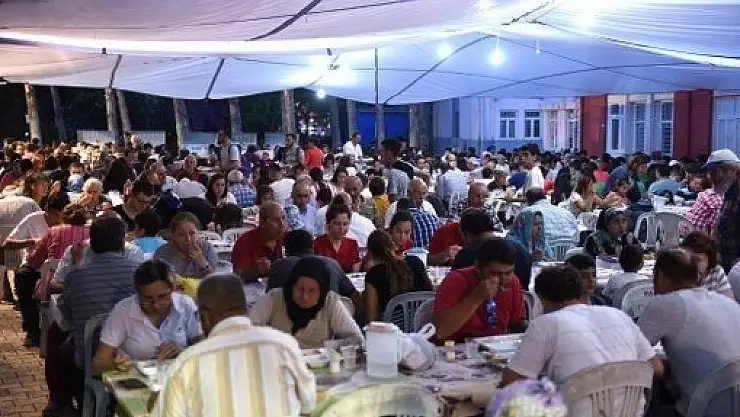 Fethiye Belediyesi, Ramazan Ayı'nın başlamasıyla birlikte her sene olduğu gibi, iftar çadırlarını Fethiyelilerin hizmetine sundu. 