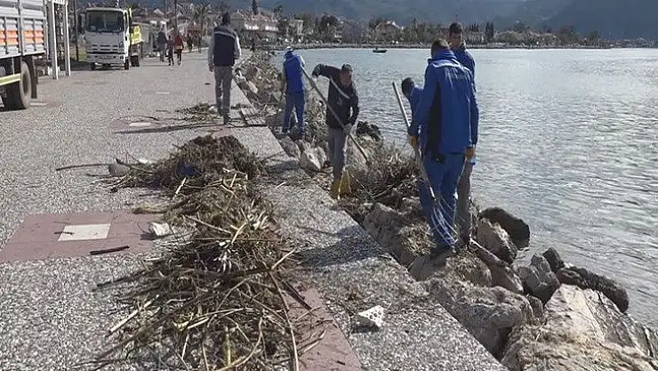 Fethiye Belediyesi, şiddetli yağmurun izlerini siliyor