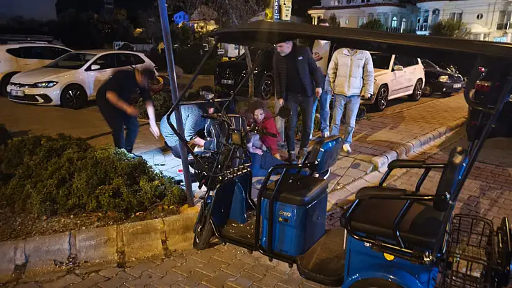 Fethiye Çalış̧'ta Elektrikli Araç̧ Kaza Yaptı, Arka Koltuktaki Kadın Yola Fırlayarak Yaralandı