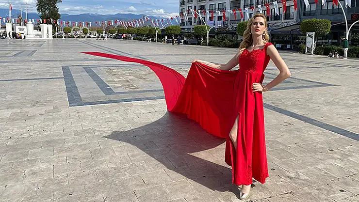 Fethiye'de 100 Metre Uzunluğundaki Gelinlik Tanıtıldı