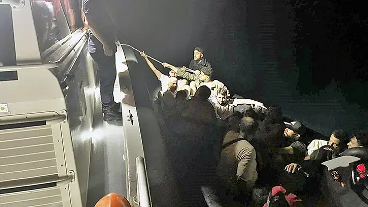 Fethiye'de 17 Düzensiz Göçmen Ve Bir Göçmen Kaçakçısı Yakalandı