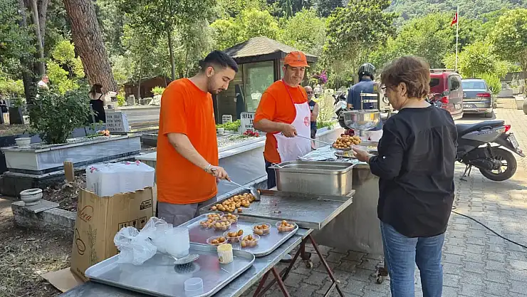 Fethiye'de Arife Günü'nde mezarlıklarda yoğunluk yaşanıyor