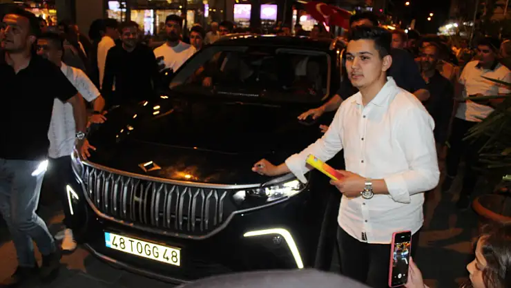 Fethiye'de binlerce kişi TOGG'u karşıladı