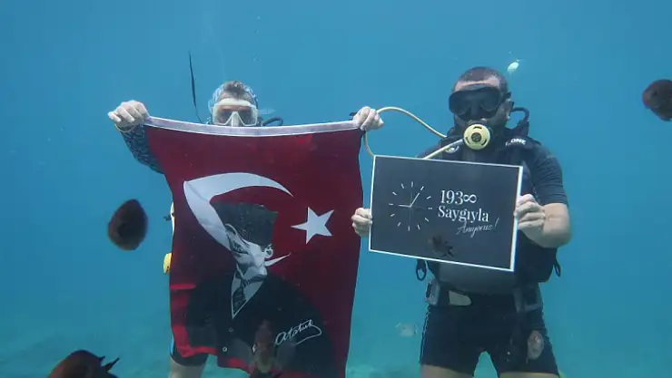 Fethiye'de dalgıçlar Atatürk'ü 10 metre derinlikte Türk bayrağı açarak andı