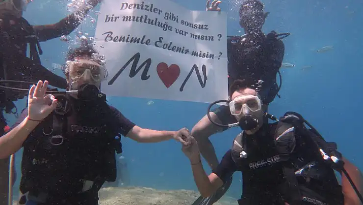 Fethiye'de deniz altında romantik evlilik teklifi