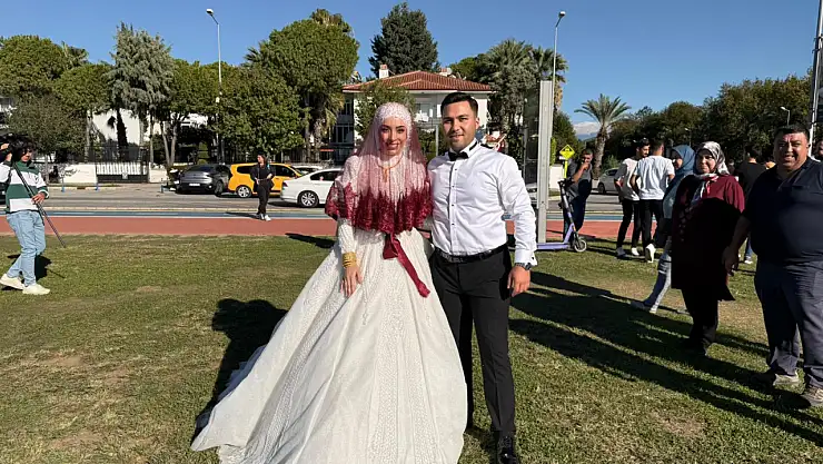 Fethiye'de düğün öncesi sahil bandında davul zurnalı kutlama