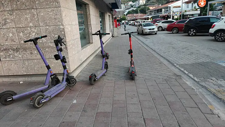 Fethiye'de elektrikli scooter kaldırımı işgal etti