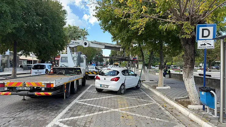 Fethiye'de hatalı park denetimi: Durağa park eden araç çekiciyle kaldırıldı