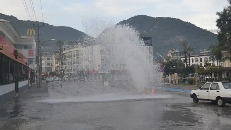 Fethiye'de içme suyu borusu patladı