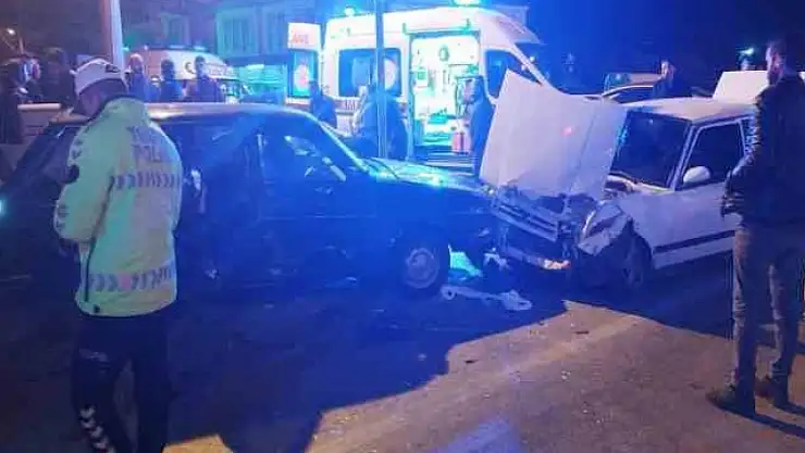 FETHİYE'DE İKİ OTOMOBİLİN ÇARPIŞTIĞI KAZADA 10 KİŞİ YARALANDI