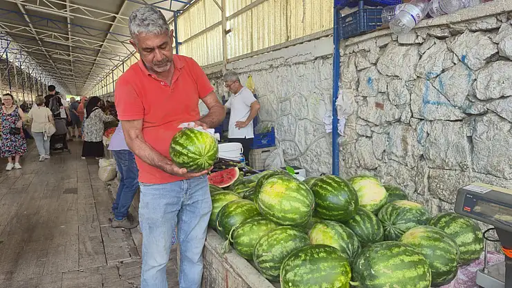 Fethiye'de karpuzlar Cuma Pazarı'ndaki yerini aldı