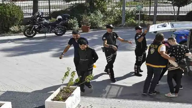 FETHİYE'DE KENDİNİ POLİS OLARAK TANITAN 2 GASPÇI TUTUKLANDI