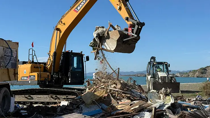 Fethiye'de Koca Çalış'taki kaçak kıyı işletmeleri yıkılıyor