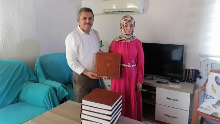 Fethiye'de Kur'an Okumada Görme Engelli Ecrin Kalkanlı'nın Başarısı