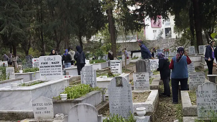 Fethiye'de mezarlıklarda bayram öncesi yoğunluğu