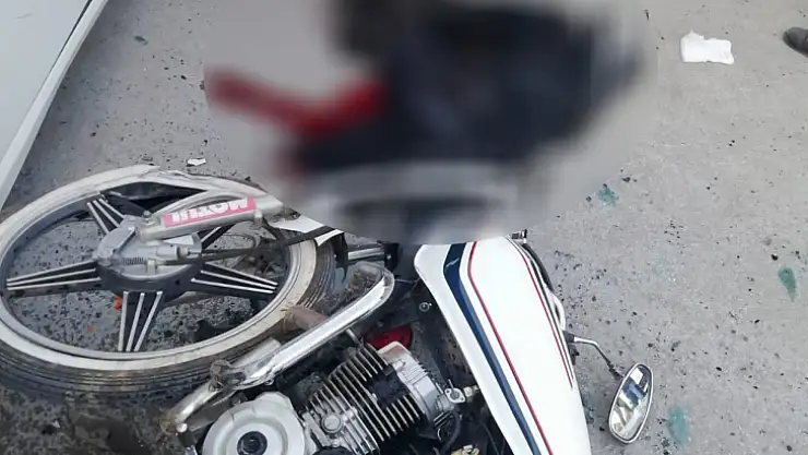 FETHİYE'DE MİNİBÜS VE MOTOSİKLET ÇARPIŞTI, MOTOSİKLET SÜRÜCÜSÜ AĞIR YARALANDI 