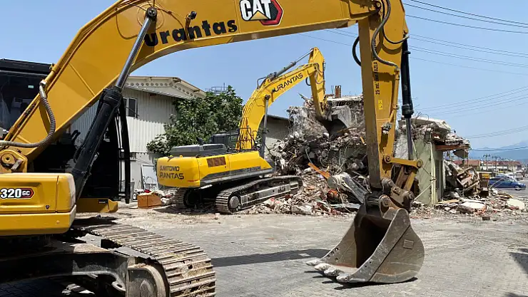 Fethiye'de O Bina Yolun Ortasında Kalıyordu, Yıkım İşlemleri Başladı