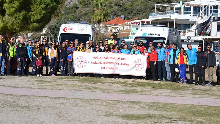 Fethiye'de sağlık personelleri yamaç paraşütü yaptı, Türk bayrağı açtı