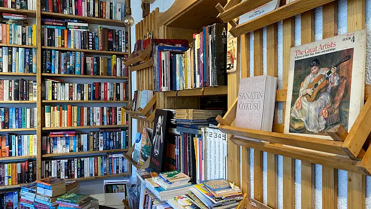 Fethiye'de Sahaf Cumhur Durmaz, 37 kitapla başladığı serüvende 60.000 kitaba ulaştı