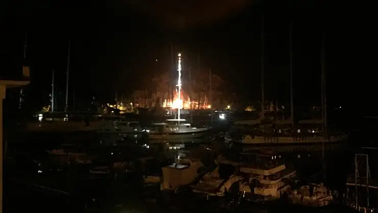 FETHİYE'DE TERSANE YANGINI: 4 AHŞAP TEKNE ZARAR GÖRDÜ