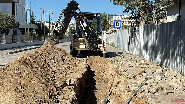 Fethiye Foça Mahallesi'nde kanalizasyon çalışması nedeniyle yol trafiğe kapandı