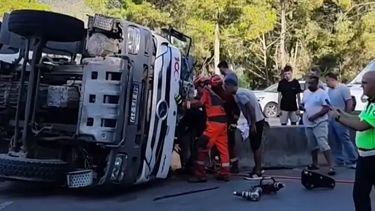 Fethiye-Göcek Yolunda Beton Mikseri Devrildi: Sürücü Ağır Yaralandı