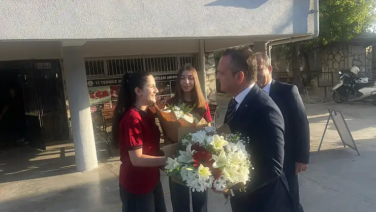 Fethiye Kaymakamı Akkaya ve Milli Eğitim Müdürü Kaya'dan Bayrak Törenine Katılım