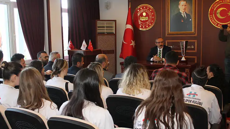 FETHİYE'NİN SULTANLARI KUPAYI FETHİYE'YE GETİRDİ KAYMAKAM KARAMAN'I ZİYARET ETTİ