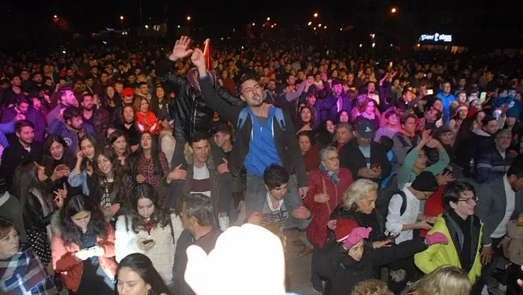 FETHİYE YENİ YILA ŞARKILARLA GİRDİ  