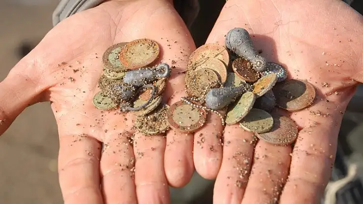 Fethiye'de Dedektörlü Altın Avcıları İş Başında 