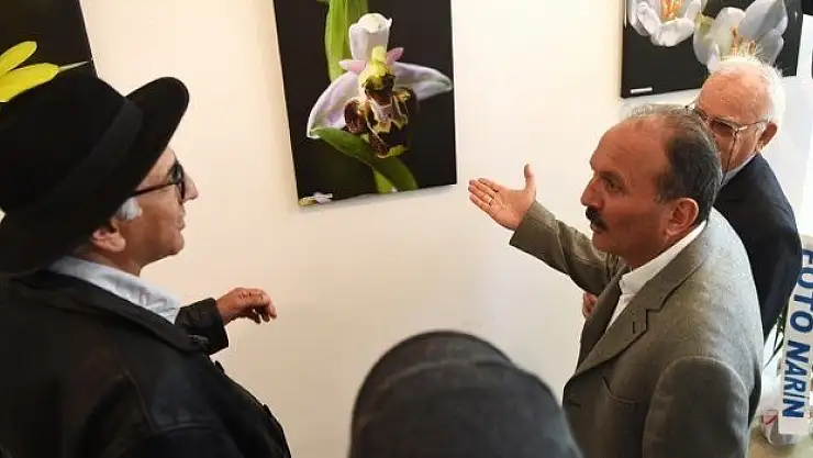 Fethiye'de doğal çiçekler kitabı tanıtıldı.