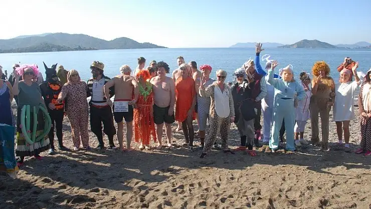 FETHİYE'DE YABANCILAR ÇOCUKLARA YARDIM İÇİN DENİZE GİRDİ