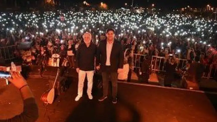 Fethiye'deki Cumhuriyet Konserinde Onur Akın Rüzgarı 