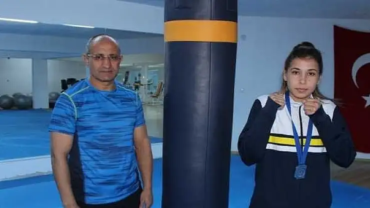 FETHİYE'Lİ  BOKSÖR  KIZ TÜRKİYE ÜÇÜNCÜSÜ OLDU…