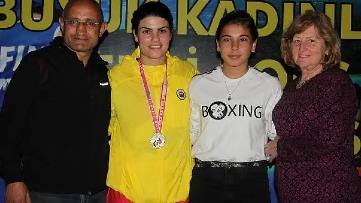 Fethiyeli  Boksör  Kıza  Sahip  Çıktı