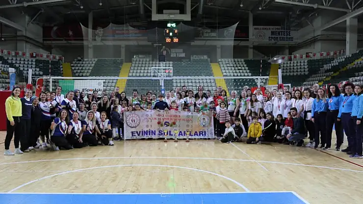 FETHİYELİ KADINLAR KUPAYI KALDIRDI