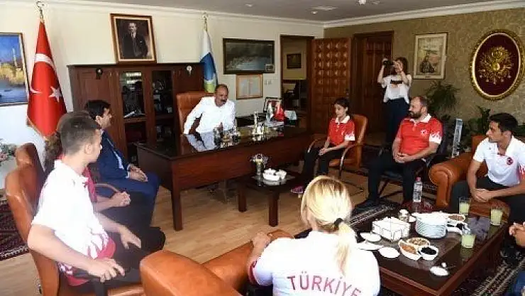 FETHİYELİ MİLLİ SPORCULARDAN BAŞKAN SAATCI'YA ZİYARET...