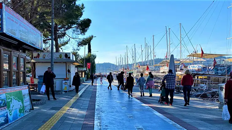 FETHİYELİLER GÜNEŞLİ HAVANIN TADINI ÇIKARTTI