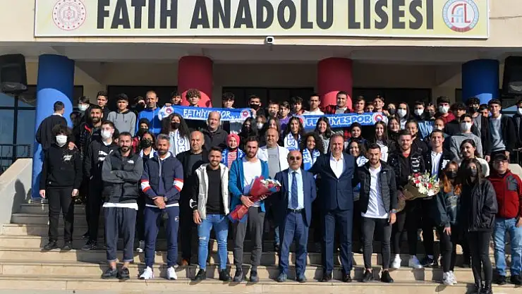 Fethiyespor'u Meşaleler Ve Çiçeklerle Karşıladılar