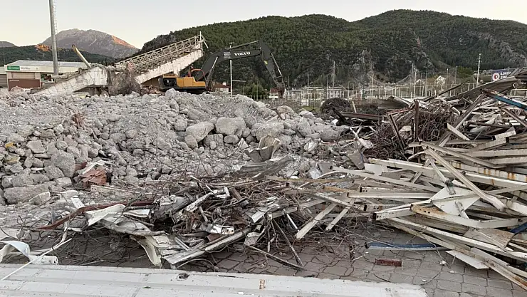 Fethiyespor'un Betonarme Tribünü Yıkıldı