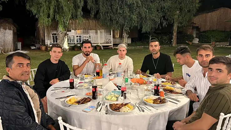 FETHİYESPORLU FUTBOLCULAR AKŞAM YEMEĞİNDE BİRARAYA GELDİ