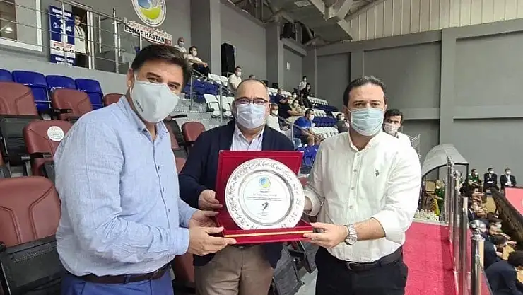 Fırat ve Karaca'dan teşekkür plaketi 