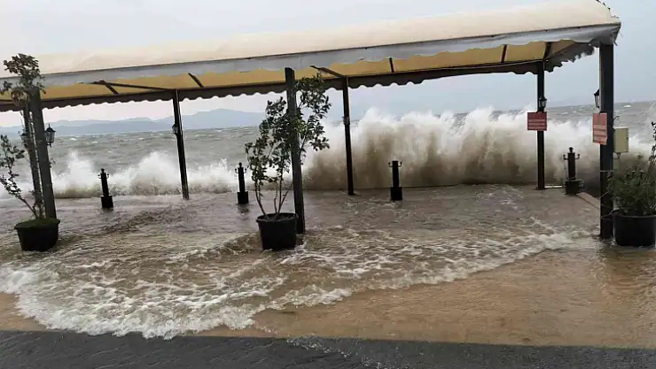 FIRTINANIN OLUŞTURDUĞU DALGALAR KÖYCEĞİZ GÖLÜNÜ TAŞIRDI