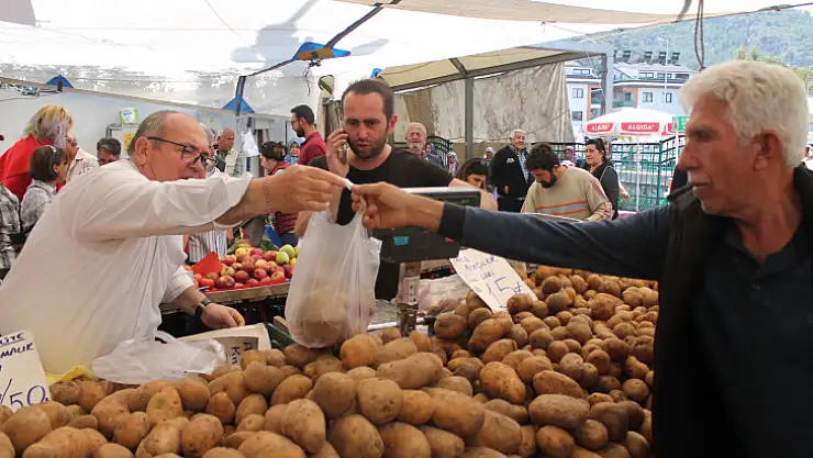 Fiyatları gören Milletvekili Adayı Demir, tezgâhın başına geçerek satış yaptı