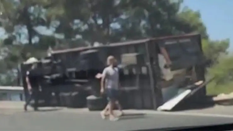 Freni Patlayan Kamyon Devrildi: 2 Yaralı