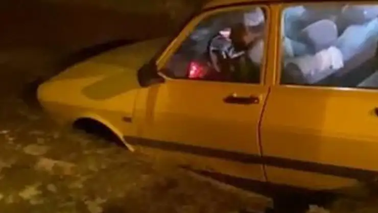 Freni Patlayan Otomobil Gübre Bataklığına Saplandı