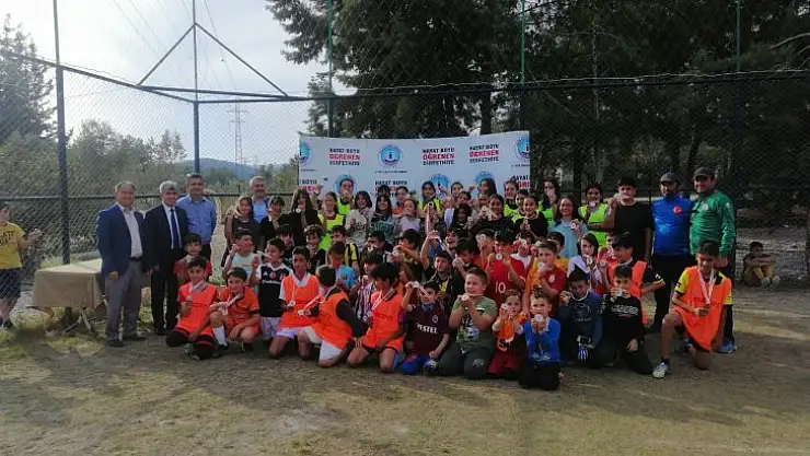 Futbolcu kızlar kupalarını aldı