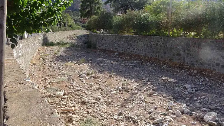 GEÇTİĞİMİZ KIŞ SELİN VURDUĞU İÇMELER MAHALLESİ SAKİNLERİ DERE YATAKLARI TEMİZLENSİN İSTİYOR